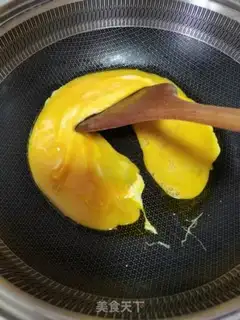 Make Tomato fried eggs step 2