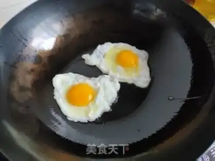Make Fried egg buzz soup step 2