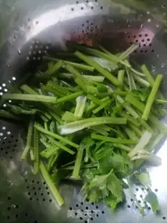 Make Celery fried dry step 1