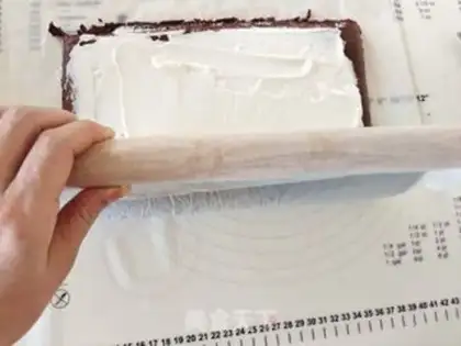 Make Christmas chocolate stake cake step 13