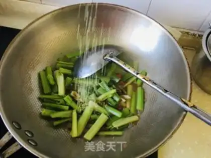 Make Celery fried eggs step 4