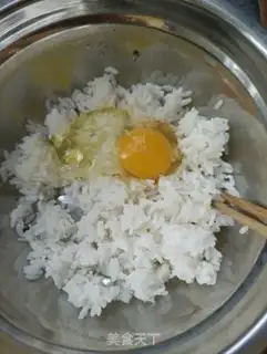 Make Five eggs of fried rice step 1