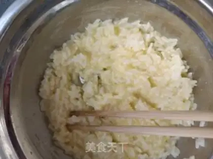 Make Five eggs of fried rice step 2