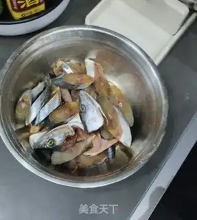Make Dry-fried mackerel step 1