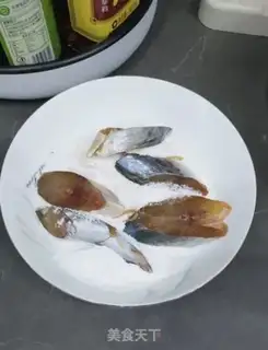 Make Dry-fried mackerel step 2