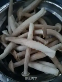 Make Scrambled eggs of deer mushrooms step 2