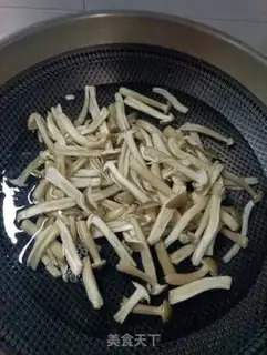 Make Scrambled eggs of deer mushrooms step 4