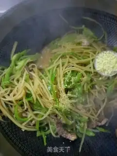 Make Spill peppers with potatoes step 16