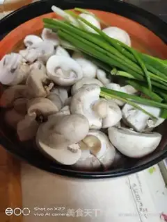 Make Fresh mushrooms, red chicken step 1