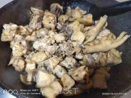 Make Fresh mushrooms, red chicken step 2