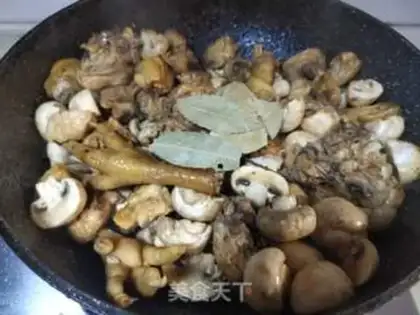 Make Fresh mushrooms, red chicken step 4