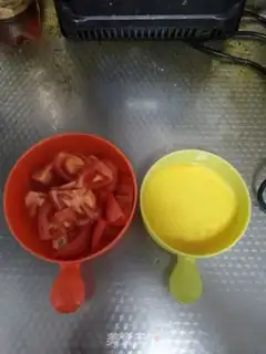 Make Tomato fried eggs step 1