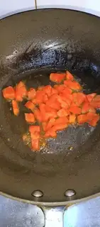 Make Tomato egg noodles step 1