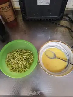 Make Garlic fried eggs step 1