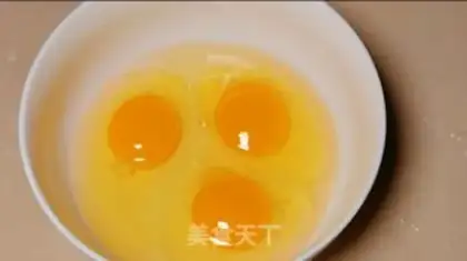 Make Garlic fried eggs step 1