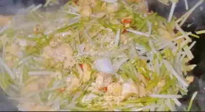 Make Garlic fried eggs step 6