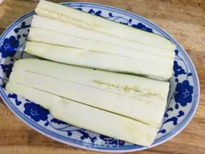Make Garlic chili steamed eggplant fans step 1