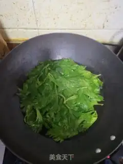 Make Celery-leafed egg noodles step 1
