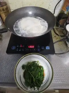 Make Celery-leafed egg noodles step 2