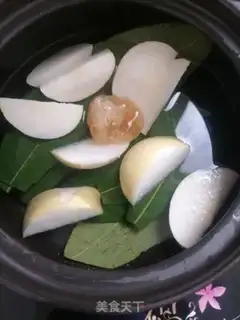 Make Pear leaf soup step 1