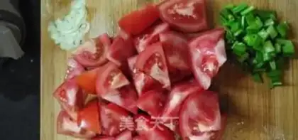 Make Homemade tomato fried eggs step 1