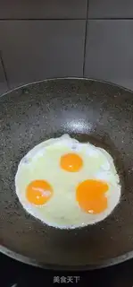 Make Homemade tomato fried eggs step 2