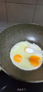 Make Homemade tomato fried eggs step 3