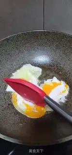 Make Homemade tomato fried eggs step 4
