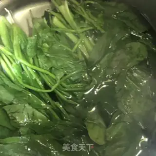 Make Spinach fried eggs step 1
