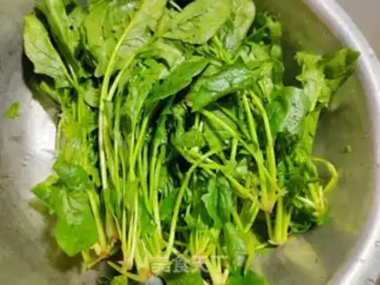 Make Spinach fried eggs step 0