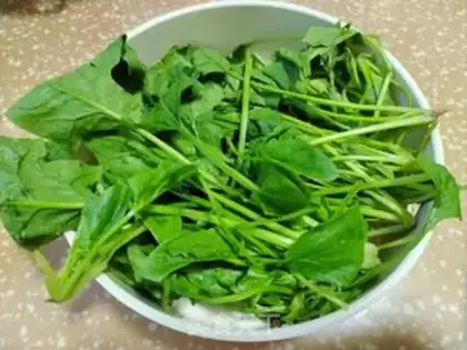 Make Spicy spinach step 0