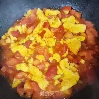 Make Tomato fried eggs step 5
