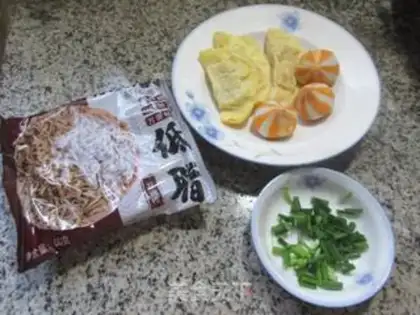 Make Egg dumpling seeds for wheat noodles step 0