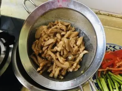Make Garlic chili past oil step 5