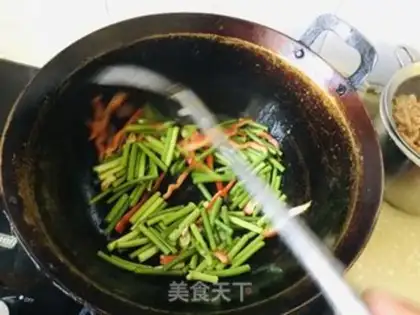 Make Garlic chili past oil step 7