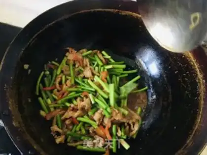 Make Garlic chili past oil step 10