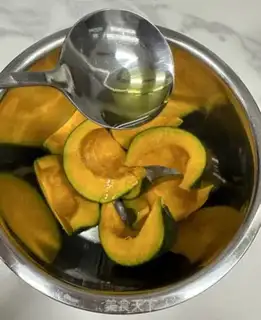 Make Pumpkin with garlic step 1
