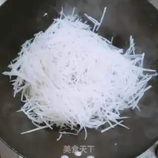 Make Shrimp radish soup step 1