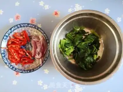 Make Spicy spinach step 1