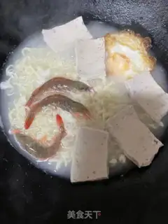 Make Shrimp egg omelet noodles step 10