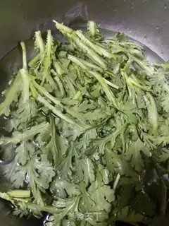 Make Eggs soup step 0