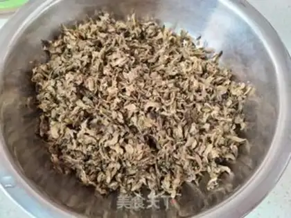 Make Scrambling with garlic step 1