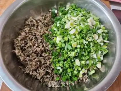 Make Scrambling with garlic step 4
