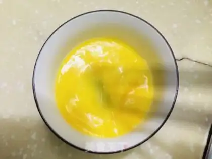 Make Celery fried eggs step 1