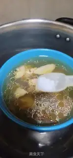 Make Five fingers of peach cow pouring chicken soup step 5