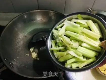 Make Celery fried eggs step 3