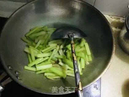Make Celery fried eggs step 4