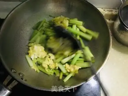 Make Celery fried eggs step 5