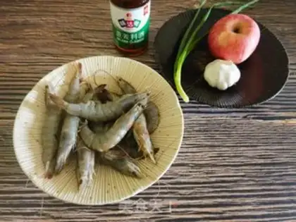 Make Apple garlic and shrimp step 0