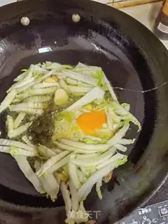 Make Eggs and cabbage step 1